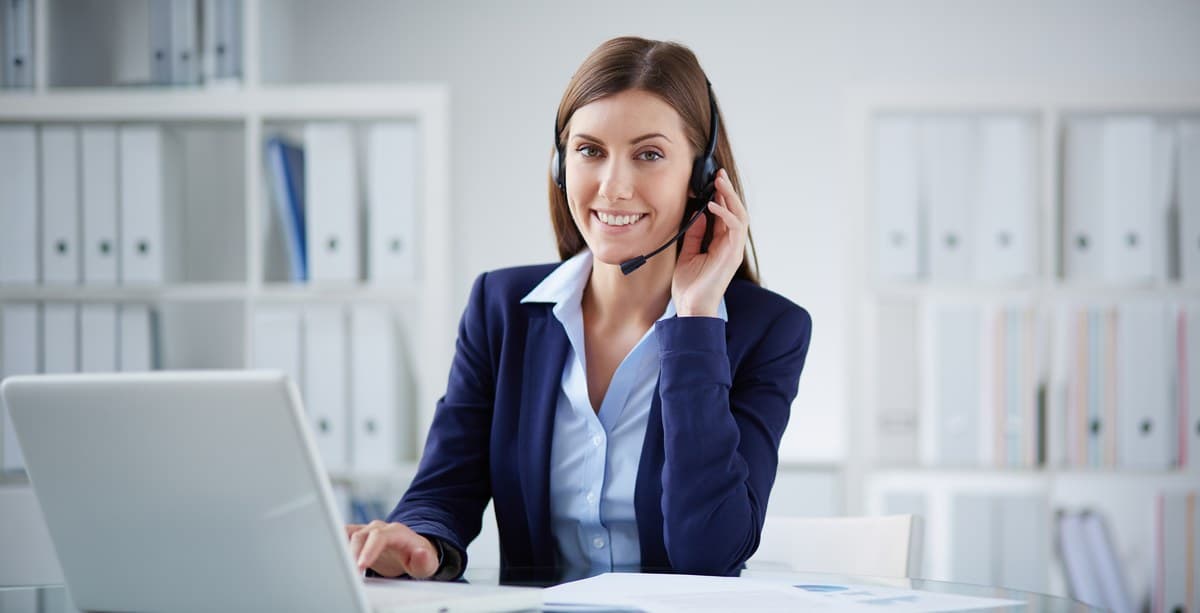 Support agent assisting institutional clients by phone and laptop
